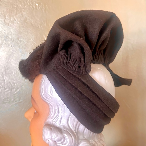 ONE-OF-A-KIND 1940s\' BROWN FELT TILT HAT +LARGE BOW &  FEATHER TRIM main image 6